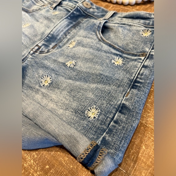American Eagle Daisy Jean Shorts - Picture 3 of 11